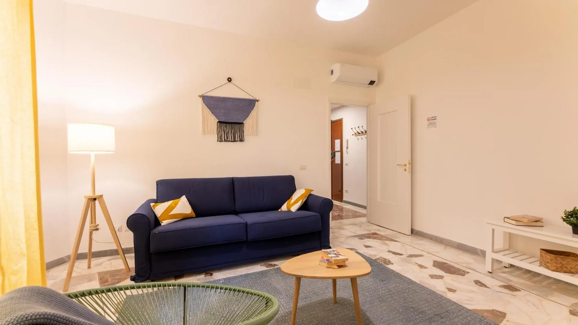 Flower Apartment Rom