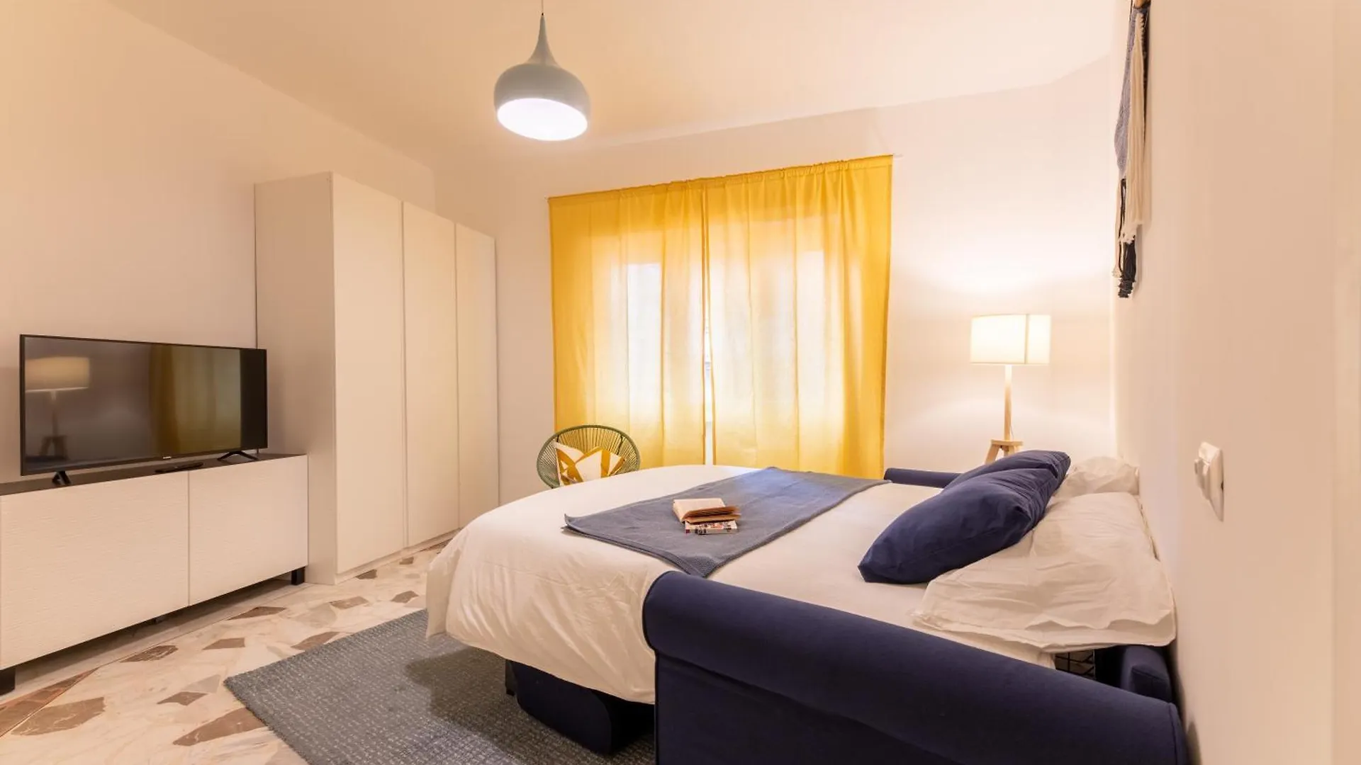 Flower Apartment Rom